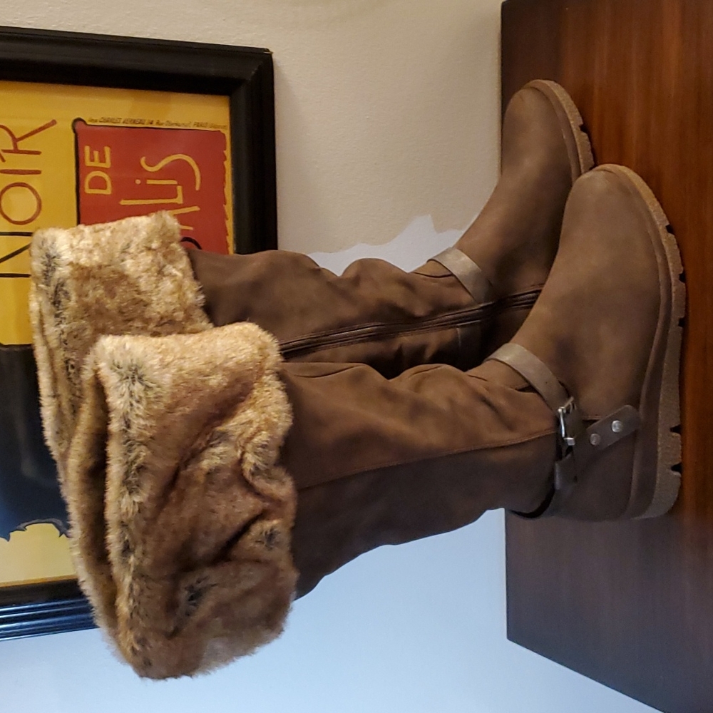 NEW. NEVER WORN 9.5 Women's Dark Brown Boot